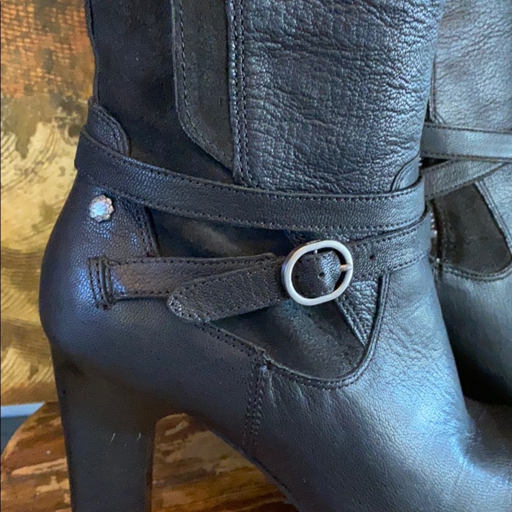 UGG - Picture 3 of 5